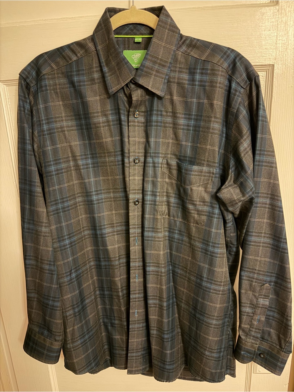 Forsyth of CanadaMen's Long-Sleeve Gray Plaid Button-Down Shirt with Blue Accent